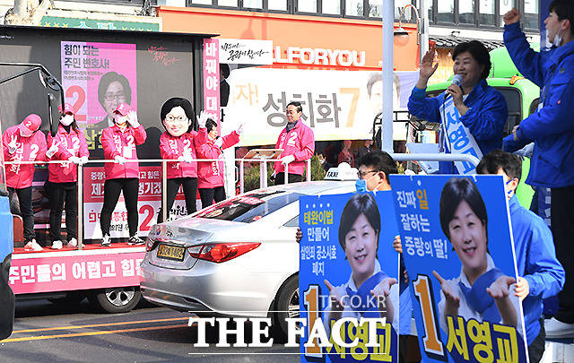 한 도로에서 만난 김삼화-서영교 유세차
