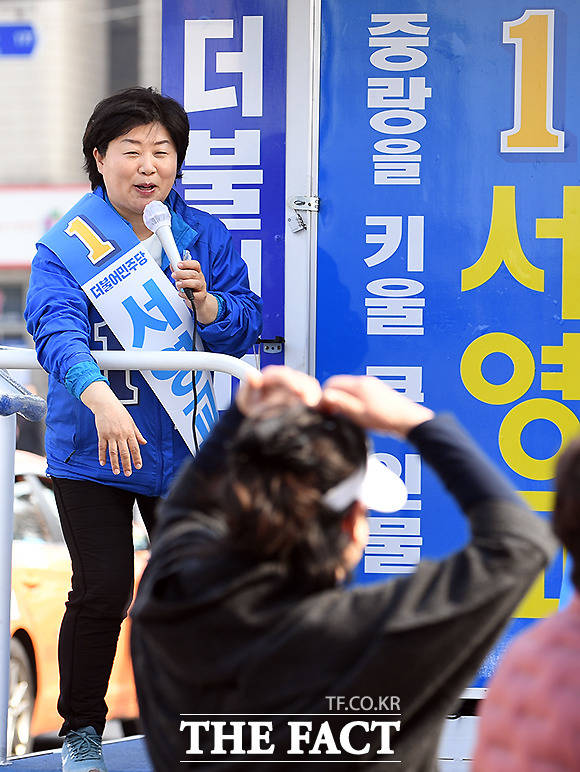 시민들 손하트 받는 서 후보