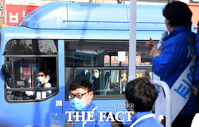 버스 운전 기사도 반가운 손 인사~