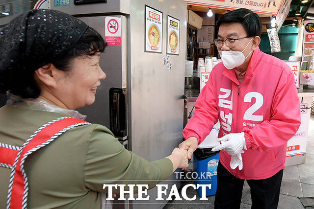 상인과 인사 나누고