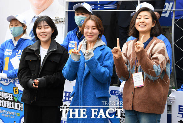 김성곤 후보의 첫째 딸 김영진 씨와 둘째 딸 김시은 씨, 셋째 딸 김영수 씨(오른쪽부터)가 유세지원을 하고 있다.