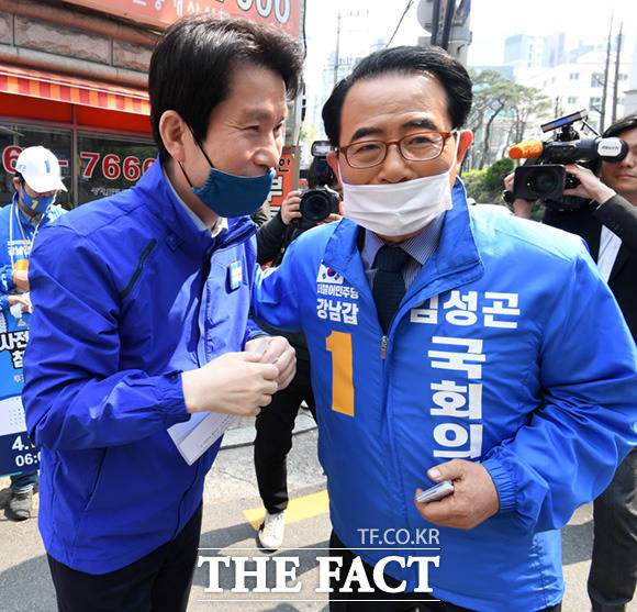 이인영 더불어민주당 공동선대위원장(왼쪽)과 강남갑에 출마한 김성곤 더불어민주당 후보