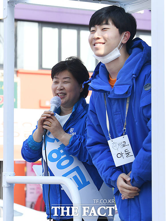 서 후보의 아들 장정환 군도 함께 유세차에 올라~