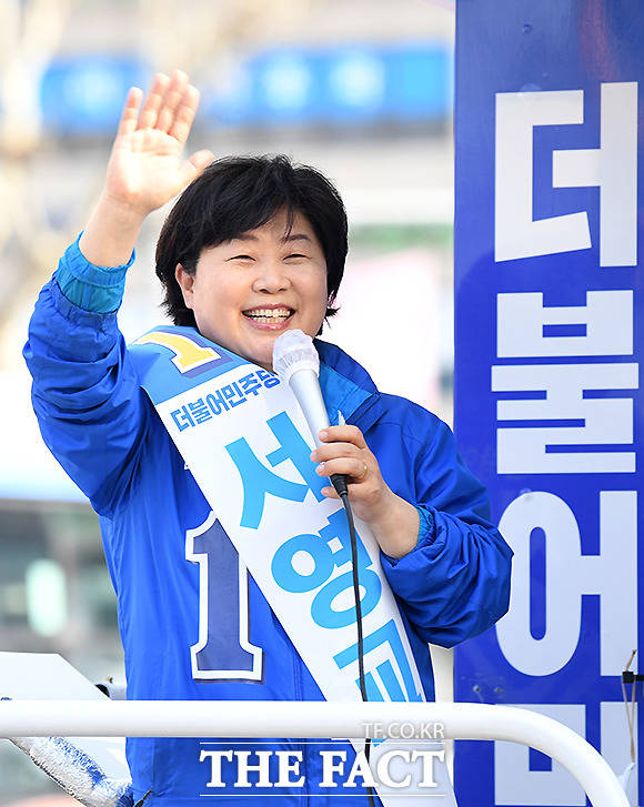 제21대 국회의원선거 서울 중랑구갑에 출마한 서영교 더불어민주당 후보가 7일 오후 서울 중랑구 면목역 일대에서 유세차에 올라 발언을 하고 있다. /이새롬 기자