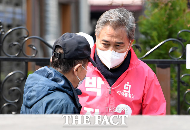 4.15총선 서울 강남을에 출마한 박진 미래통합당 후보(오른쪽)가 7일 오전 서울 강남구 개포동 하상복지관에서 한 주민의 을 만나 고충사항을 듣고 있다. /임세준 기자