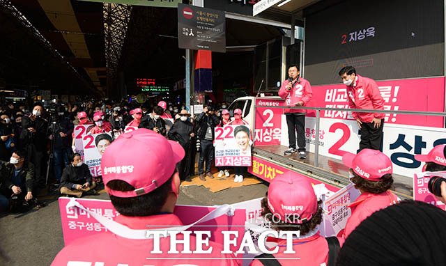 많은 사람이 모인 유세 현장