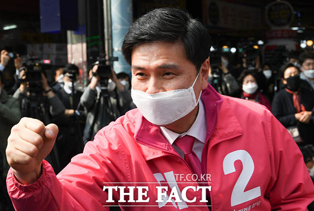 선거운동원들과 주먹인사하는 지상욱 후보