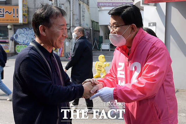 거리에서 만난 지지자와 악수 나누고