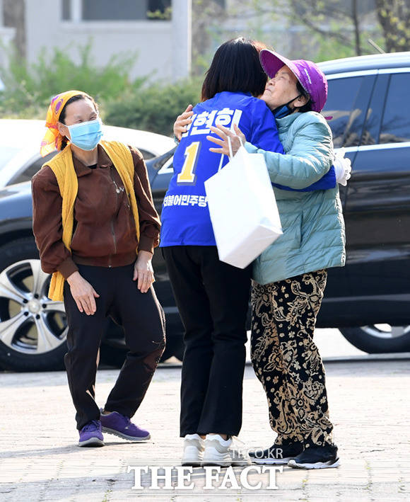 4.15총선 강남을에 출마한 전현희 더불어민주당 후보가 7일 오후 서울 강남구 수서동 수서신동아아파트에서 주민들을 만나 포옹을 나누고 있다./임세준 기자