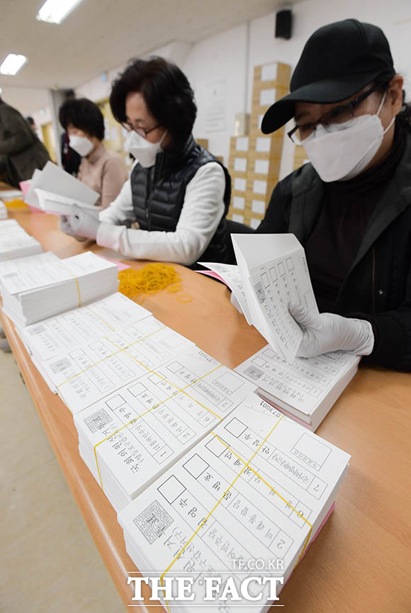 7일 오전 서울 영등포구선거관리위원회에서 관계자들이 제21대 국회의원 선거 투표용지를 검수하고 있다. /김세정 기자