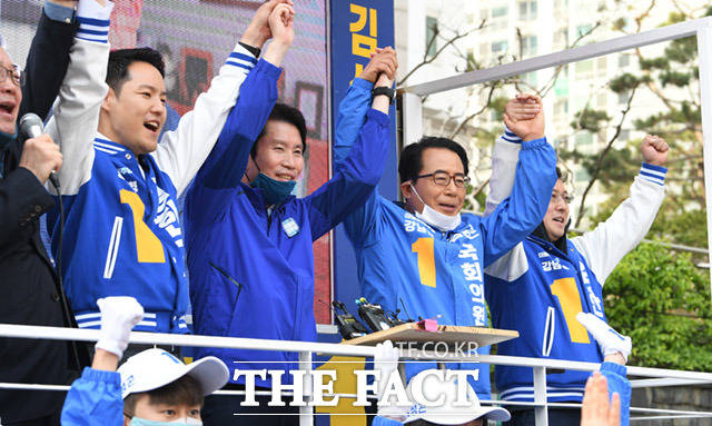 이인영 더불어민주당 공동선대위원장(가운데)이 7일 오후 서울 강남구 역삼동 도곡시장에서 4.15총선 강남갑에 출마한 김성곤 더불어민주당 후보 지원 유세를 하고 있다. /임세준 기자