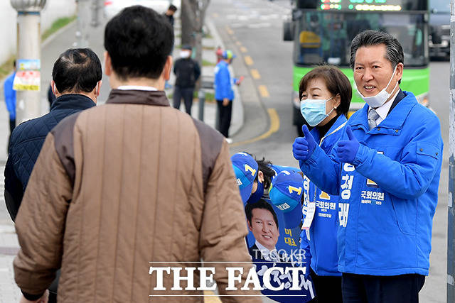 정청래 더불어민주당 마포을 국회의원 후보(오른쪽)가 7일 오전 서울 마포구 디지털미디어시티역 인근에서 유권자들에게 지지를 호소하고 있다. /이선화 기자