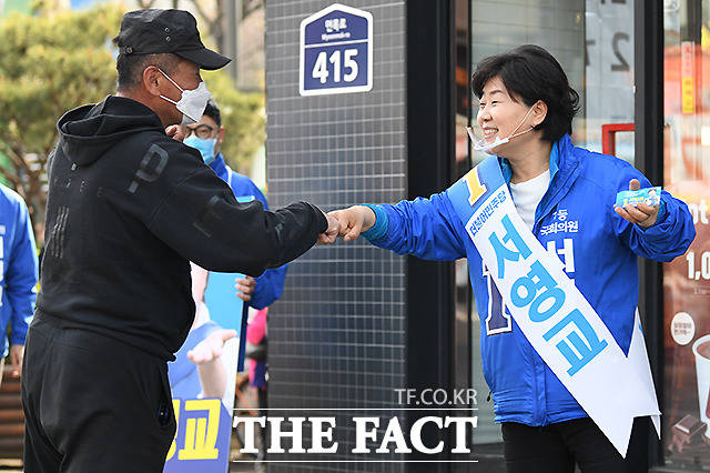 주민들과 신나는 주먹 인사