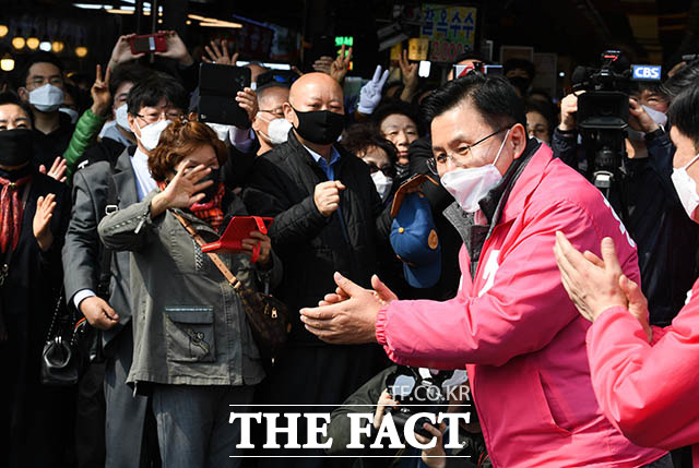 지지자들의 박수를 받으며 등장한 황교안 후보