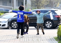 [TF포토] 팔 벌려 환영받는 강남을 전현희 후보