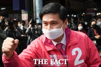 [TF포토] 선거운동원들과 인사하는 지상욱 후보