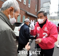 [TF포토] 지지 호소하는 박진 후보