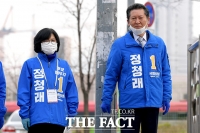 [TF포토] 출근길 인사 유세 나선 정청래 부부