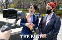 [TF사진관] '거리 유세 함께해요~' 실시간 방송하는 서대문갑 신지예