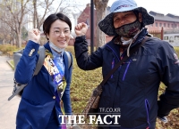 [TF포토] 유권자 응원받는 신지예 후보
