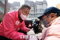 [TF포토] 대면 유세 펼치는 박진 후보