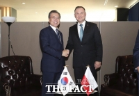  文대통령, 폴란드 대통령과 통화 '기업인 입국 조치 감사'