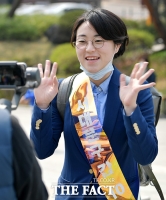 [TF포토] '라이브 방송' 소통 유세하는 신지예 후보