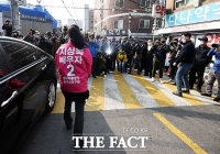 [TF사진관] 지상욱 후보 부인 심은하 지원유세, '약수시장 인산인해'