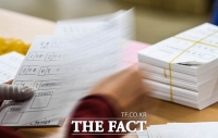 [TF포토] '4·15 총선 투표용지 꼼꼼하게 확인합니다'