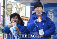 [TF포토] 서영교, '훈남' 아들과 '엄지 척!'