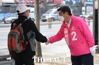 [TF포토] 도봉구민과 악수하는 김선동