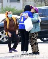 [TF사진관] '주민들 환대받는 전현희'