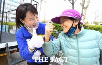 [TF포토] 주민의 든든한 응원 받은 전현희 후보