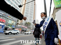 [TF포토] 퇴근길 유세하는 우상호 후보