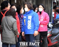 [TF포토] 박성준 후보측과 만난 지상욱 후보 부인 심은하