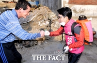 [TF포토] 방역 작업 중 주민 만난 이성헌 후보