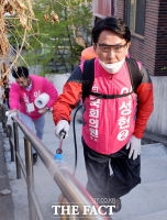 [TF포토] 거리 방역하는 이성헌 후보