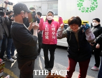 [TF사진관] 상인들에게 한표 호소하는 심은하