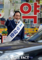 [TF포토] 퇴근길 지지 호소하는 우상호 후보