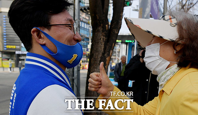 1번이 따봉 유권자들과 인사하는 김민석 더불어민주당 서울 영등포을 후보(왼쪽).