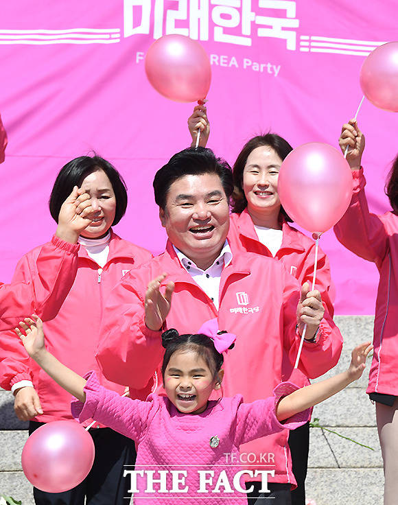 원유철 미래한국당 총괄선대위원장과 비례대표 후보 등 당원들이 8일 오전 서울 여의도 국회 본청 앞에서 핑크챌린지 퍼포먼스를 하고 있다. /국회=이새롬 기자