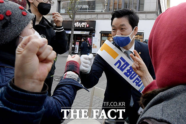 수내역에서 유권자들 만난 김병관 더불어민주당 분당갑 국회의원 후보