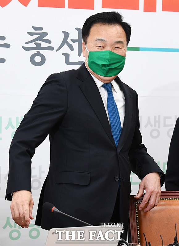 마스크가 좀 작나? 녹색 마스크 쓰고 미소 짓는 손학규 민생당 상임선거대책위원장.