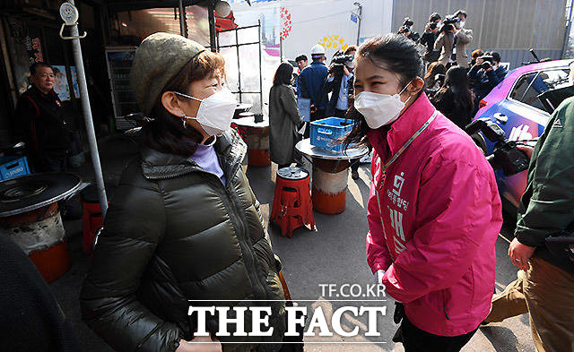 심은하가 떴다! 서울 중구·성동을에 출마한 지상욱 미래통합당 후보의 아내 심은하(오른쪽)가 주민들을 만나고 있다.