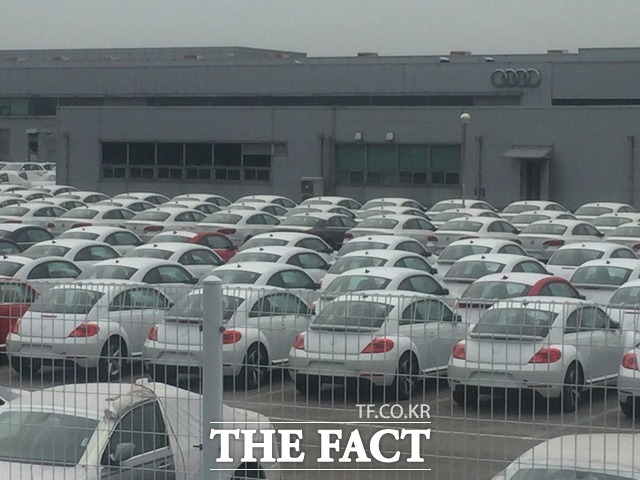 수입차 업체들의 공장이 코로나19로 인해 생산이 중단됨에 따라 차량 공급 우려가 커지고 있다. 사진은 항구에 들어온 수입차들이 출고를 기다리고 있는 모습으로 기사 내용과 무관. /더팩트 DB
