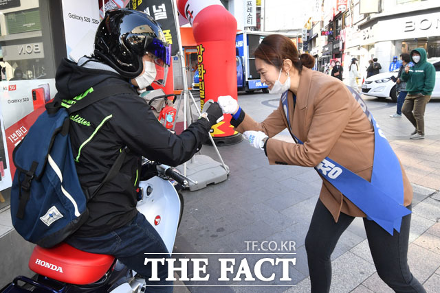 오토바이 조심히 타세요~ 인사하는 고민정