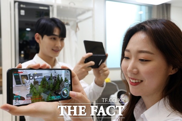 LG유플러스가 5G 서비스 U+AR에 AR 게임 테마를 추가하고 멀티플레이 대전, 캐쥬얼, 1인칭 슈팅게임 등 총 3종의 AR게임을 출시했다. /LG유플러스 제공