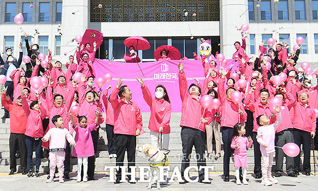 코로나19로 지친 국민에게 웃음과 희망을 전달하고 당의 상징 색깔인 핑크색을 홍보하기 위해 핑크챌린지를 기획한 미래한국당