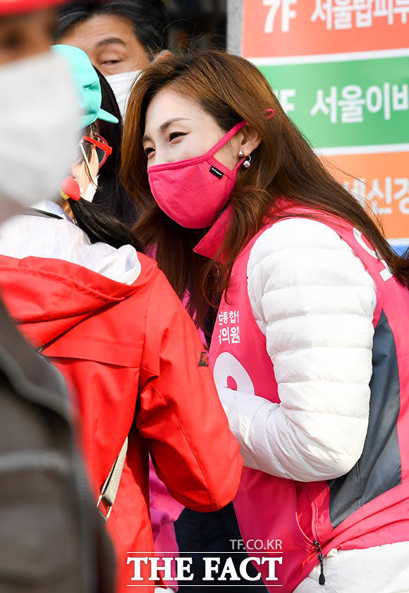 반갑게 인사하는 오 후보의 큰딸