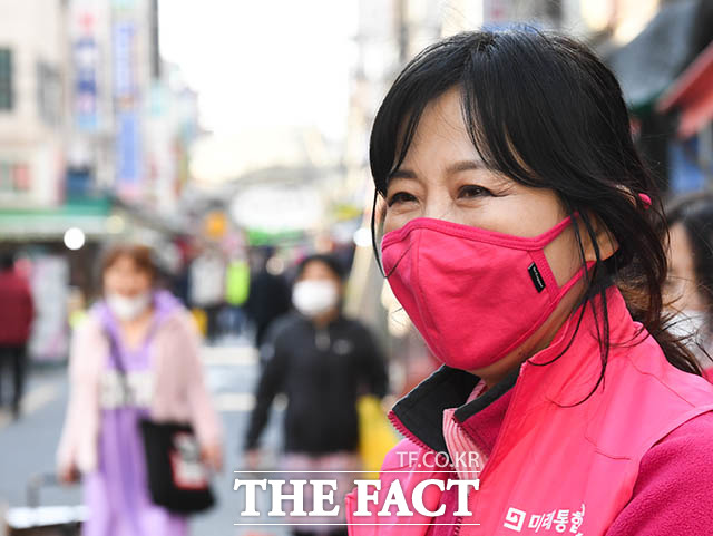 성자초등학교 인근에서 유세에 나선 오세훈 후보의 부인 송현옥 씨